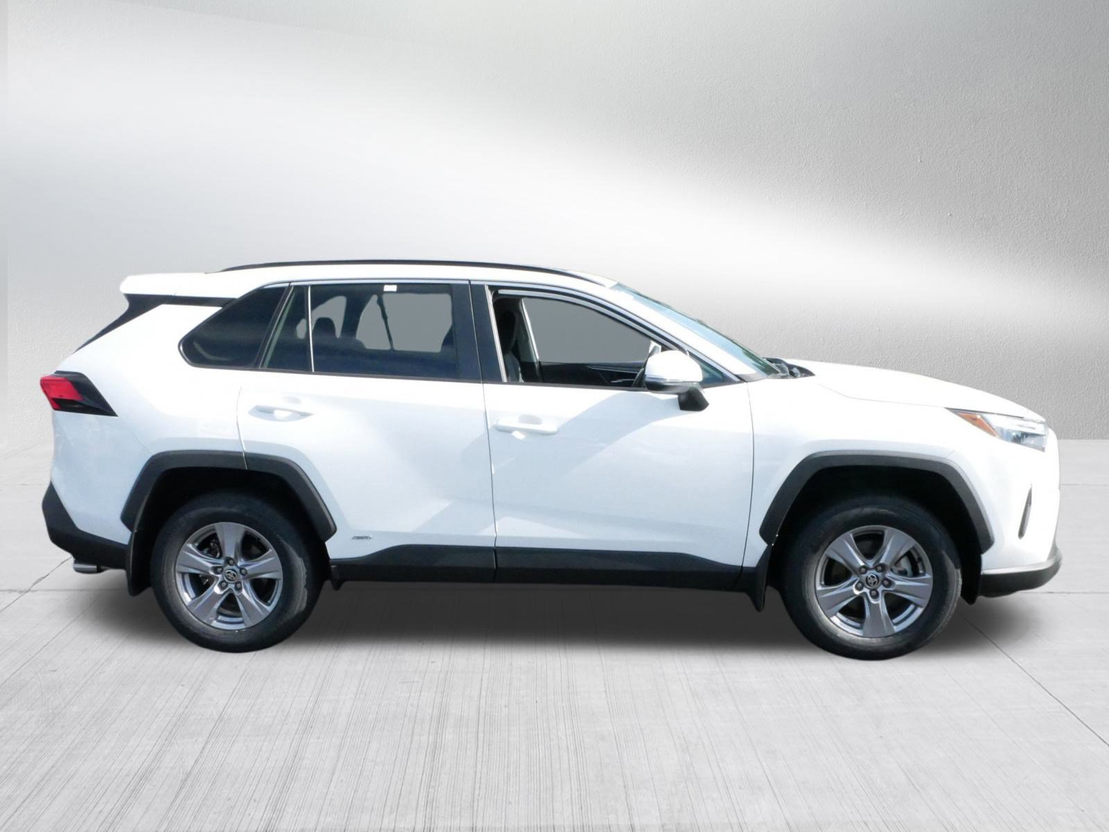 2022 Toyota RAV4 Hybrid XLE photo 8