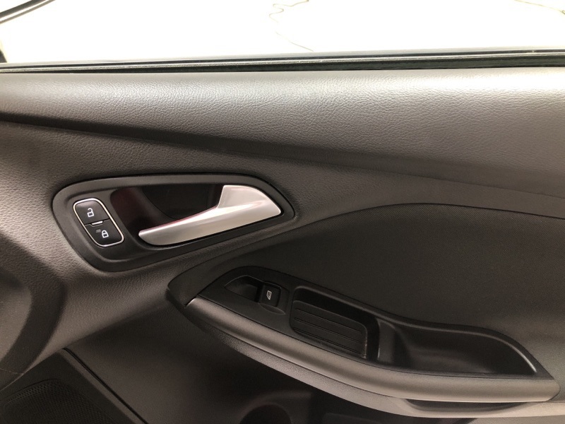 2016 Ford Focus SE photo 14