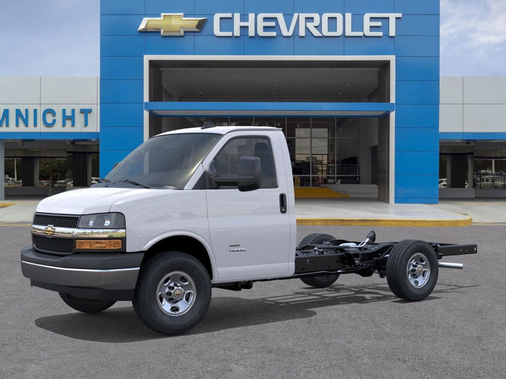 2025 Chevrolet Express Cutaway 3500 photo 2
