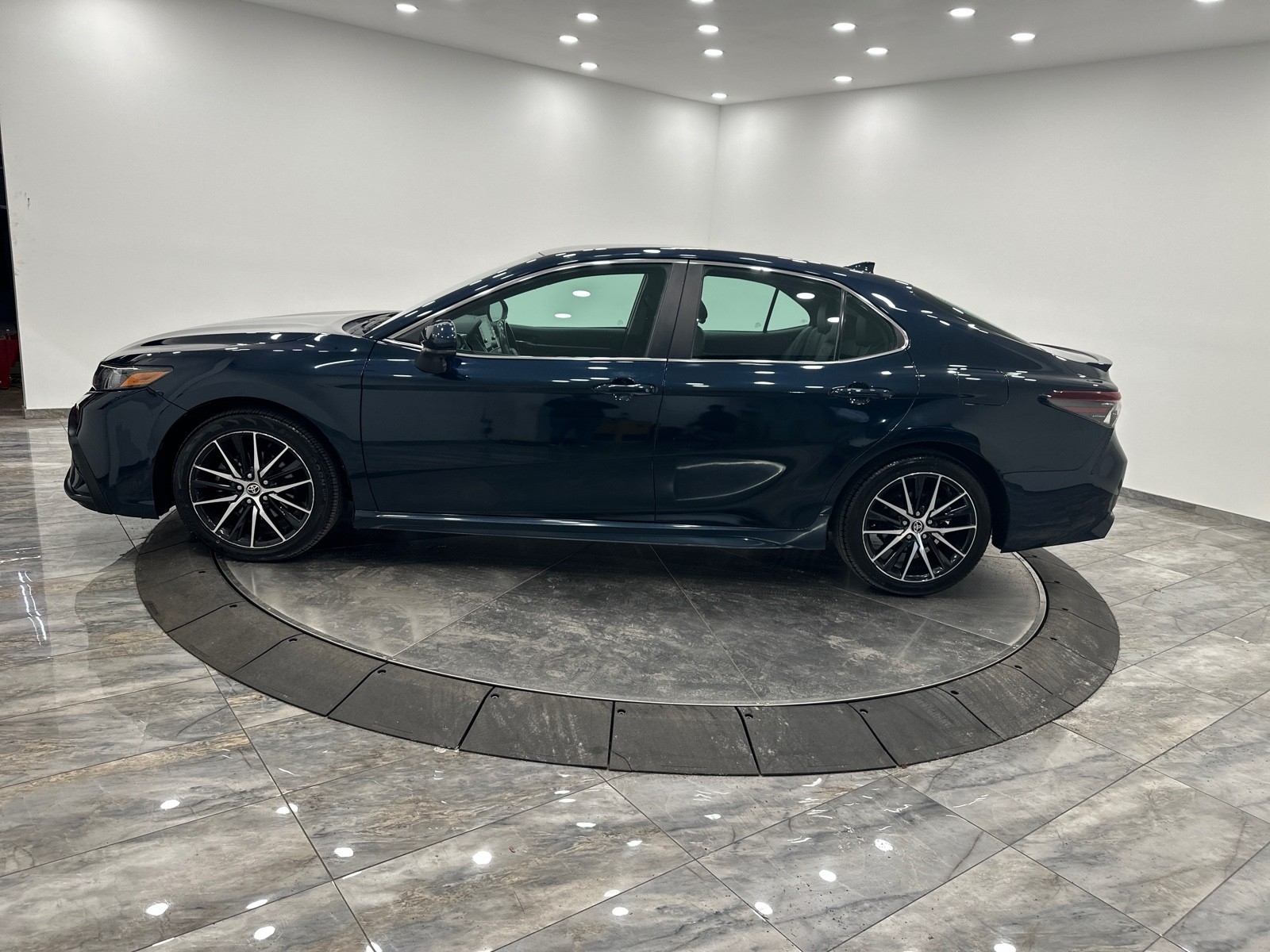 2021 Toyota Camry SE photo 4