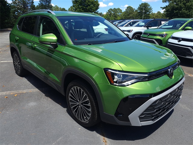 2025 Volkswagen Taos SE photo 3