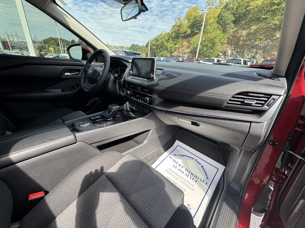 2025 Nissan Rogue SV photo 9