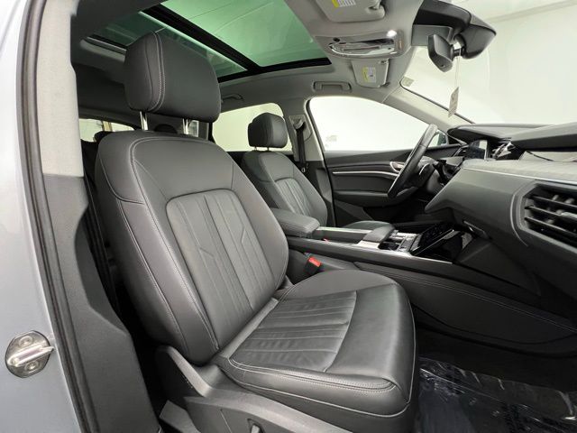 2022 Audi e-tron Premium Plus photo 12