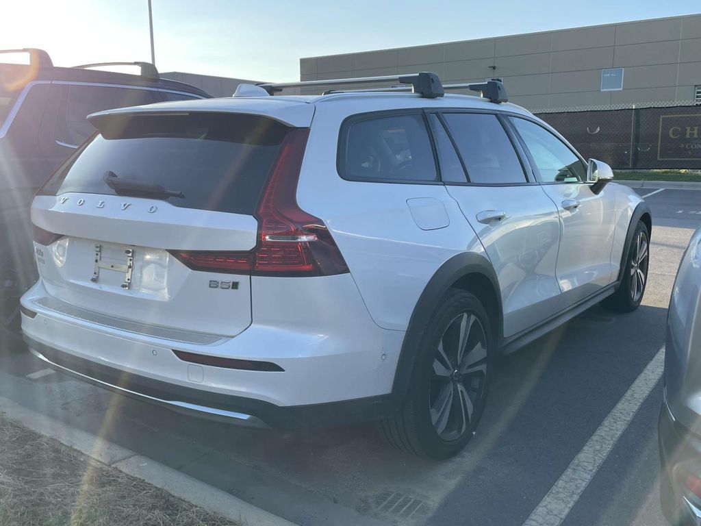 2023 Volvo V60 Cross Country B5 Plus photo 3