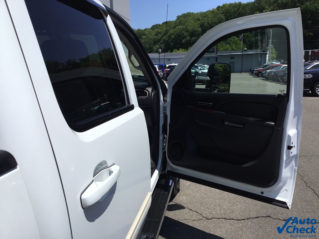 2011 Chevrolet Silverado 3500HD LTZ photo 35
