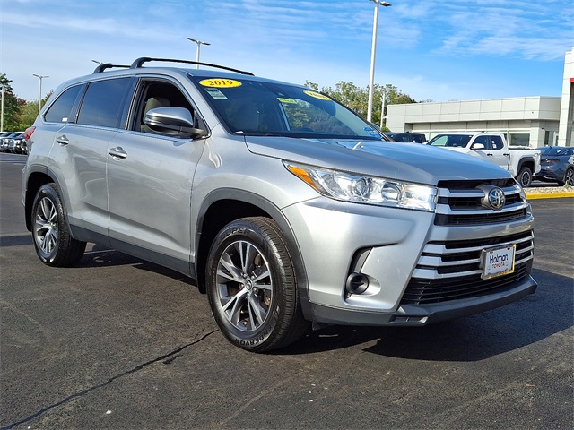 2019 Toyota Highlander LE photo 2
