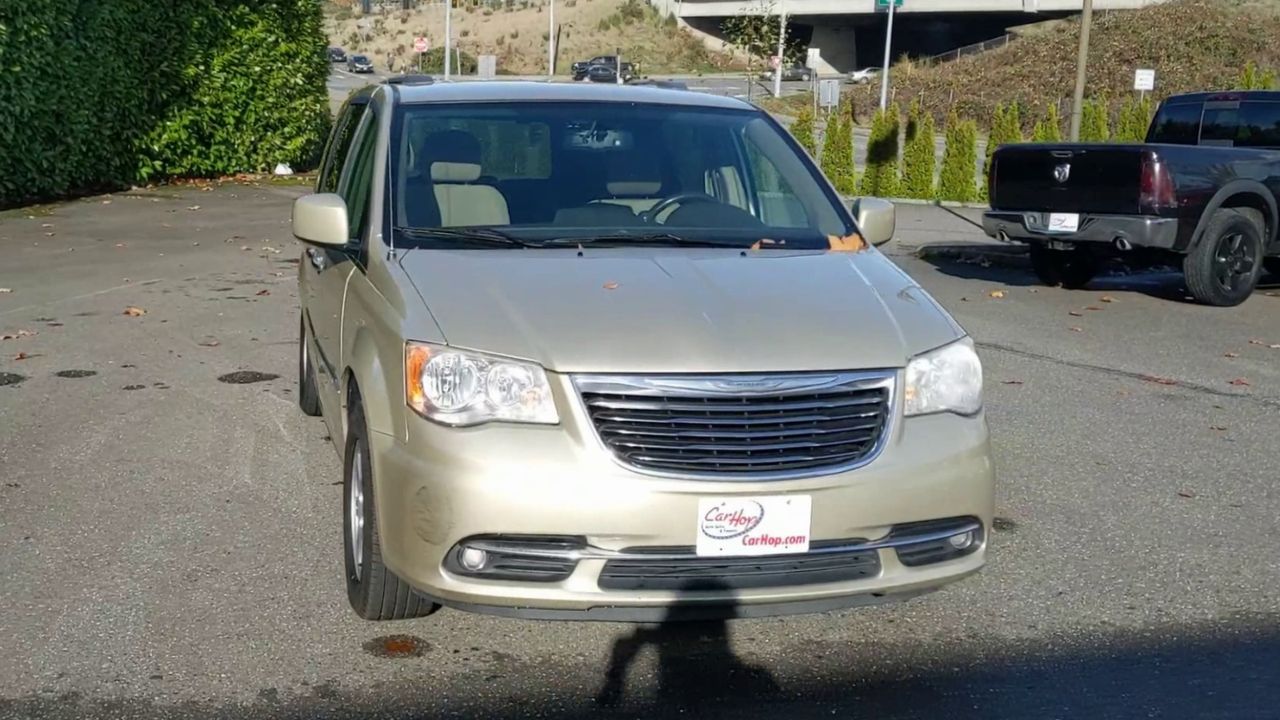 2011 Chrysler Town & Country Touring photo 2