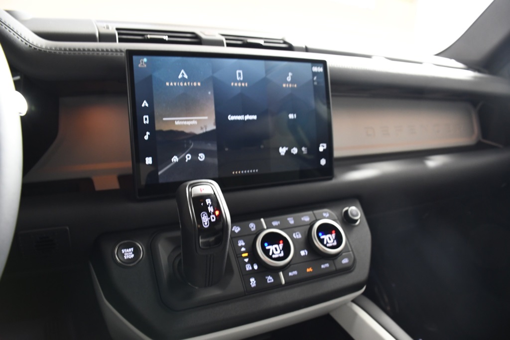 2025 Land Rover Defender 130 X-Dynamic SE photo 29
