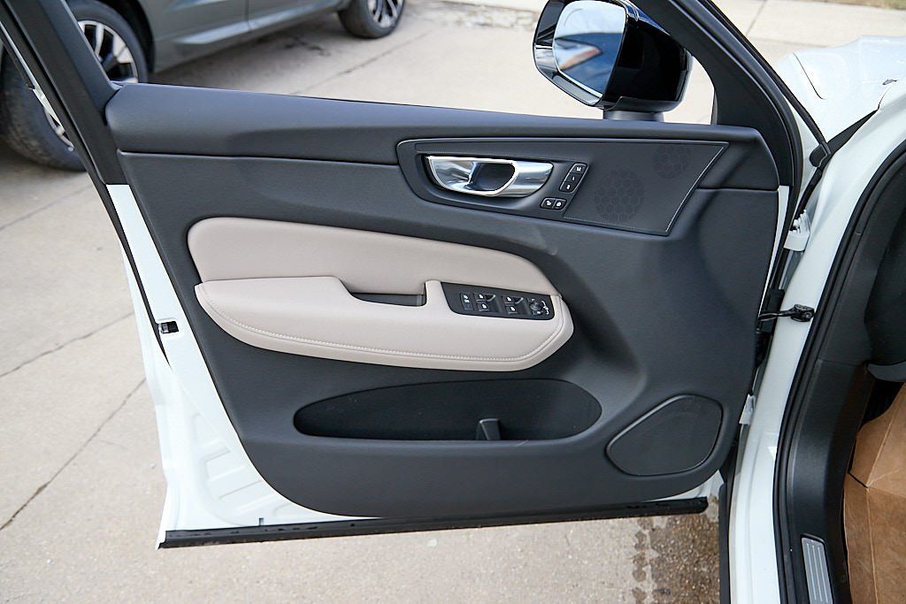 2026 VOLVO XC60 - Image 9