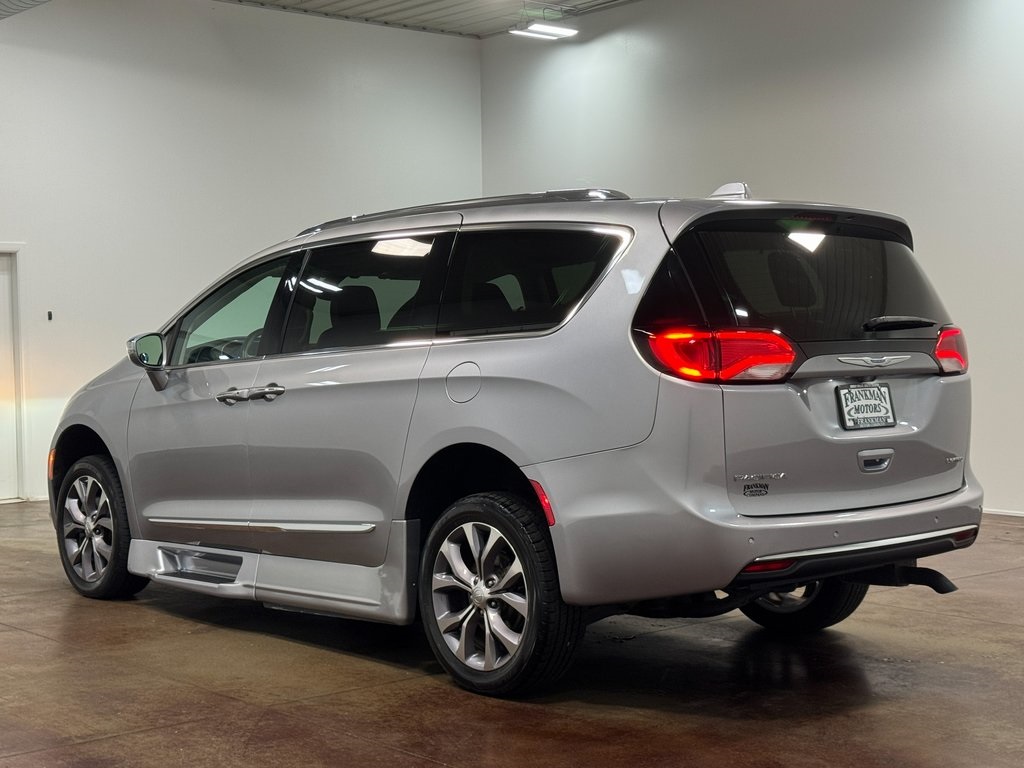 2018 Chrysler Pacifica Limited photo 3