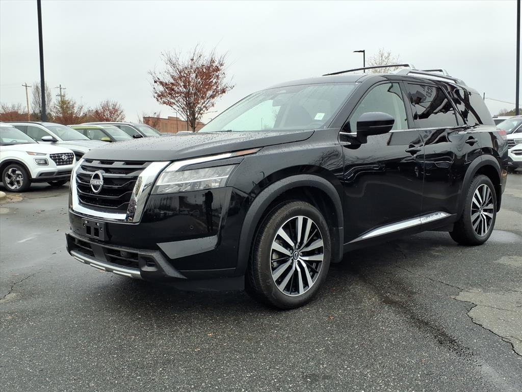 2024 Nissan Pathfinder Platinum's photo