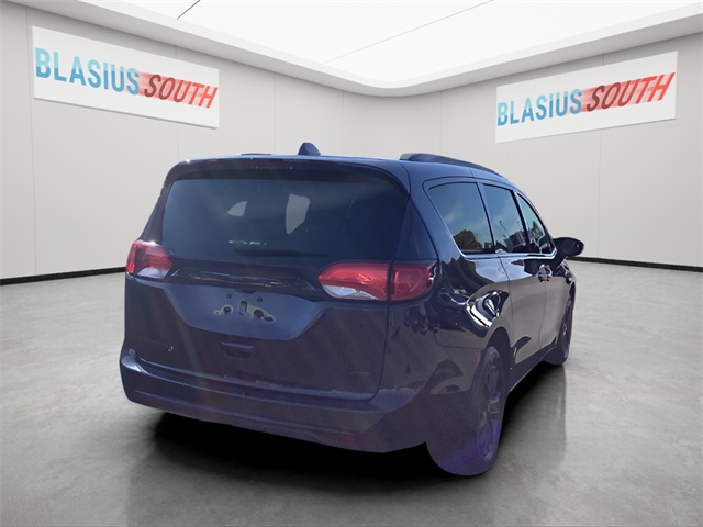 2020 Chrysler Pacifica Touring L photo 2