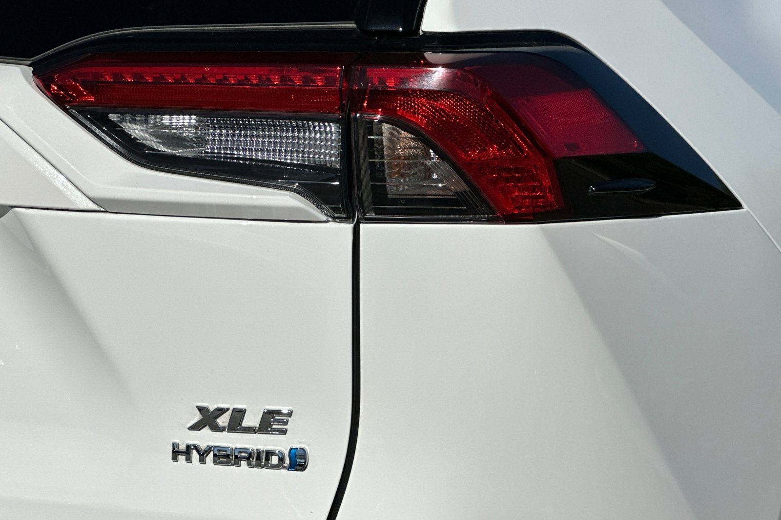 2023 Toyota RAV4 Hybrid XLE photo 26