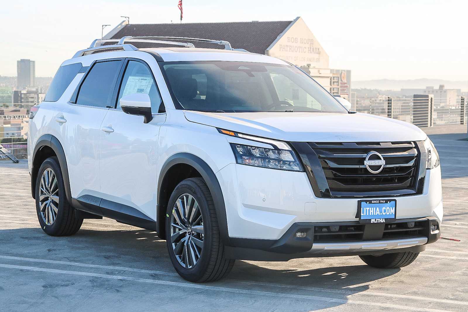 2025 Nissan Pathfinder SL photo 3