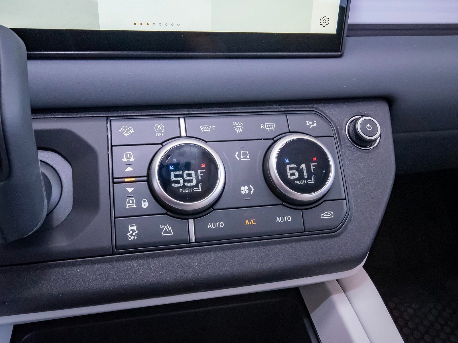 2025 Land Rover Defender 110 S photo 29