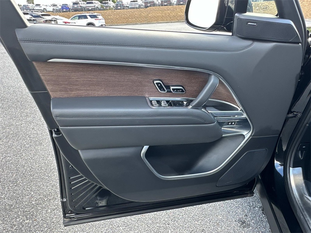 2023 Land Rover Range Rover SE photo 8