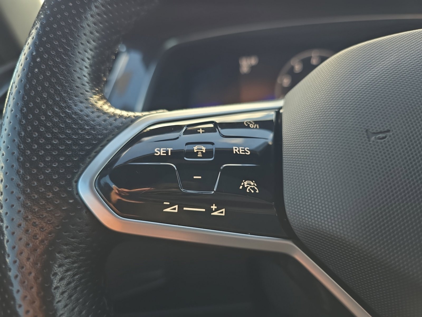 2022 Volkswagen Tiguan SE R-Line Black photo 18