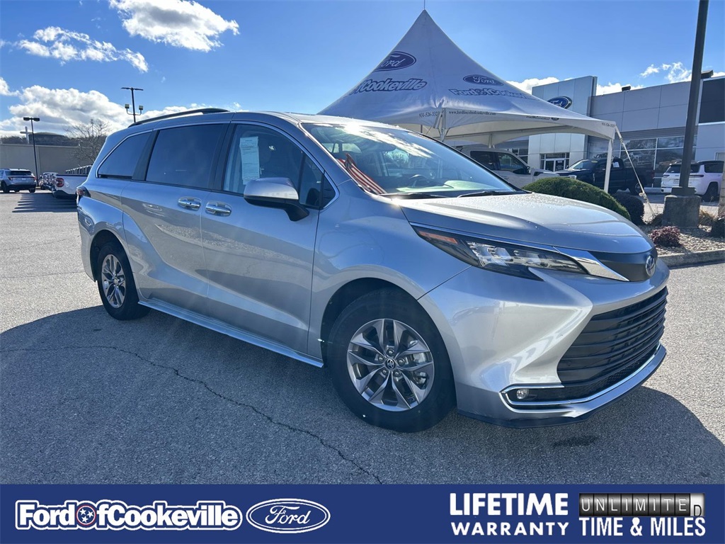 2024 Toyota Sienna XLE's photo