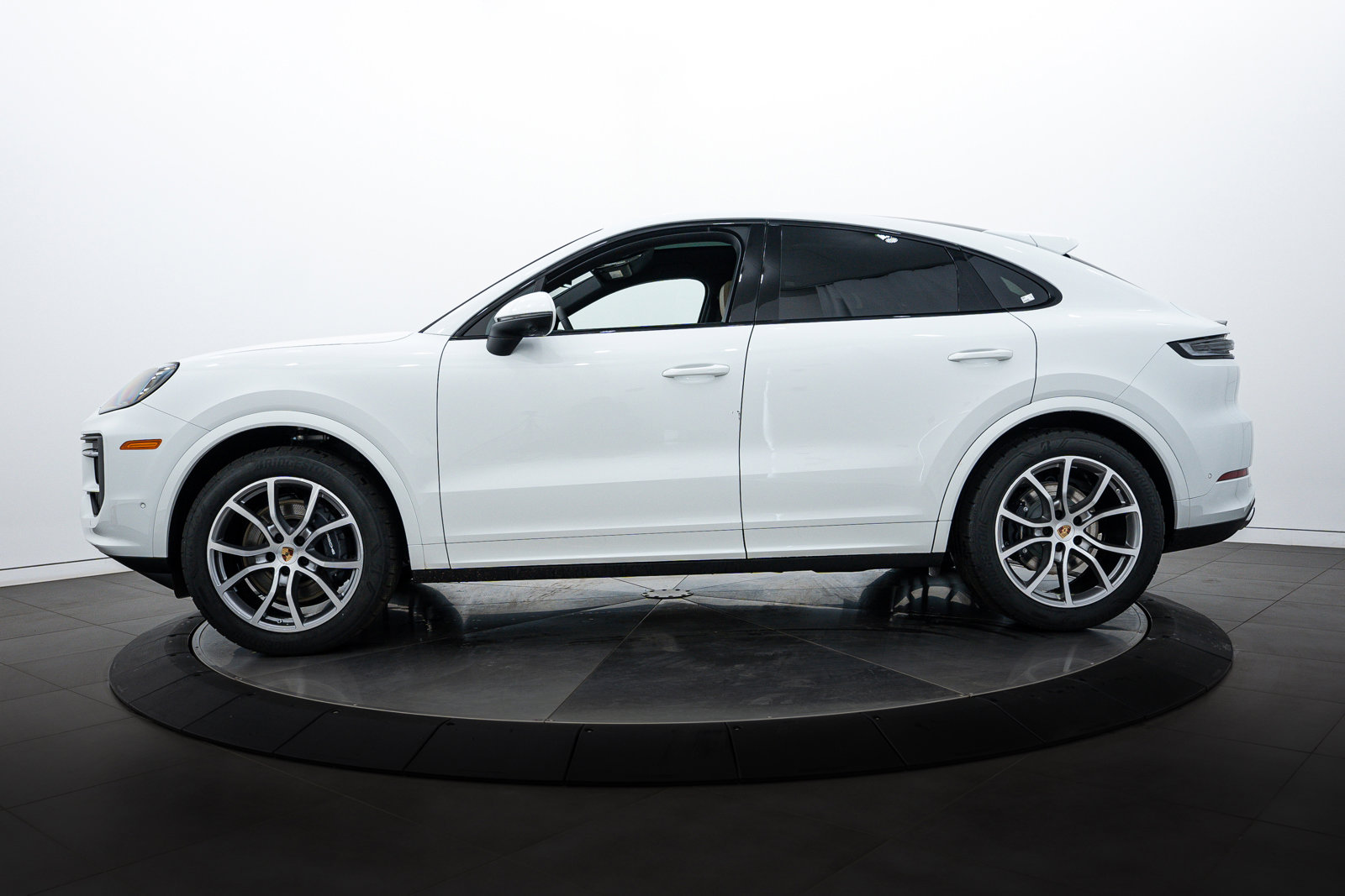 2025 Porsche Cayenne photo 2