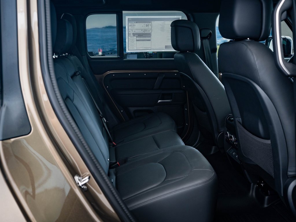 2025 Land Rover Defender 110 X-Dynamic SE photo 36
