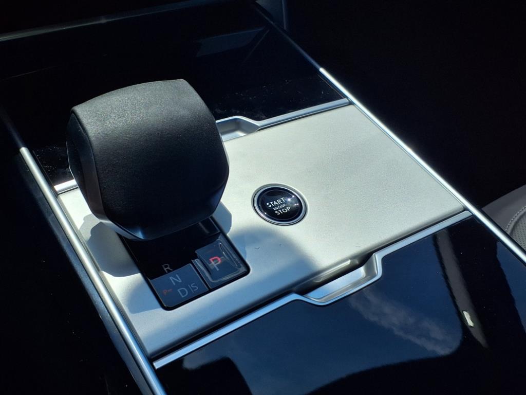 2025 Land Rover Range Rover SE photo 13