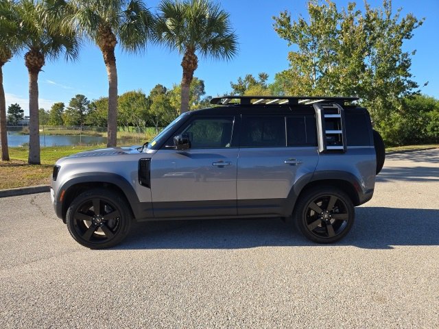 2022 Land Rover Defender 110 S photo 2