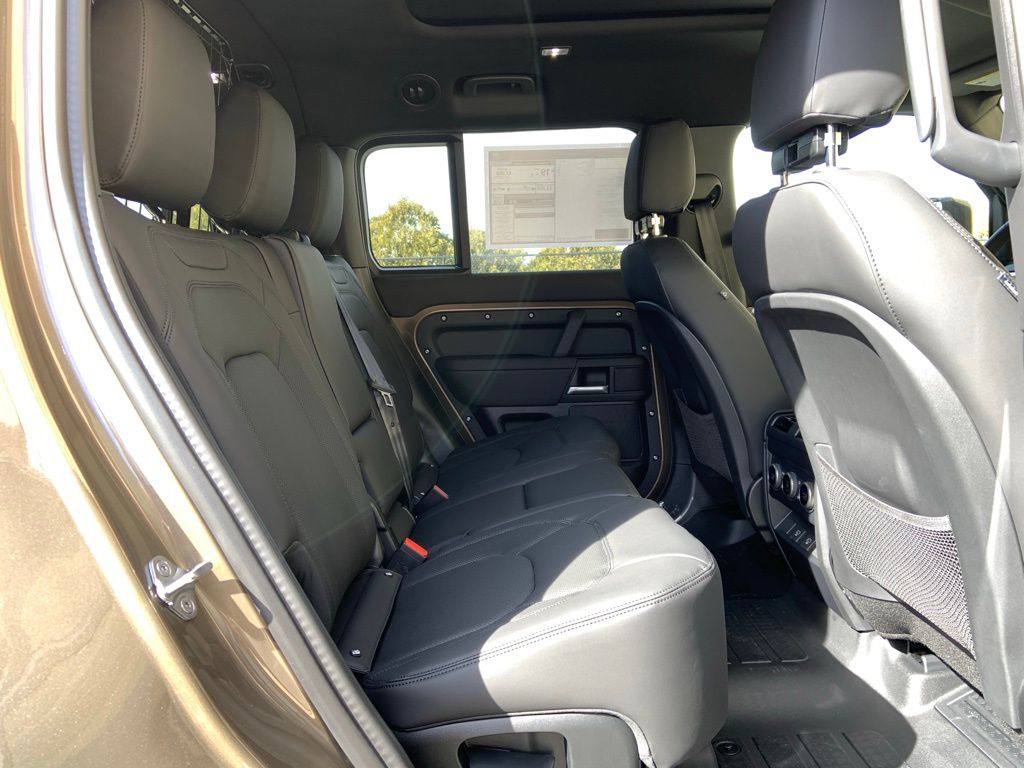 2025 Land Rover Defender 130 X-Dynamic SE photo 13