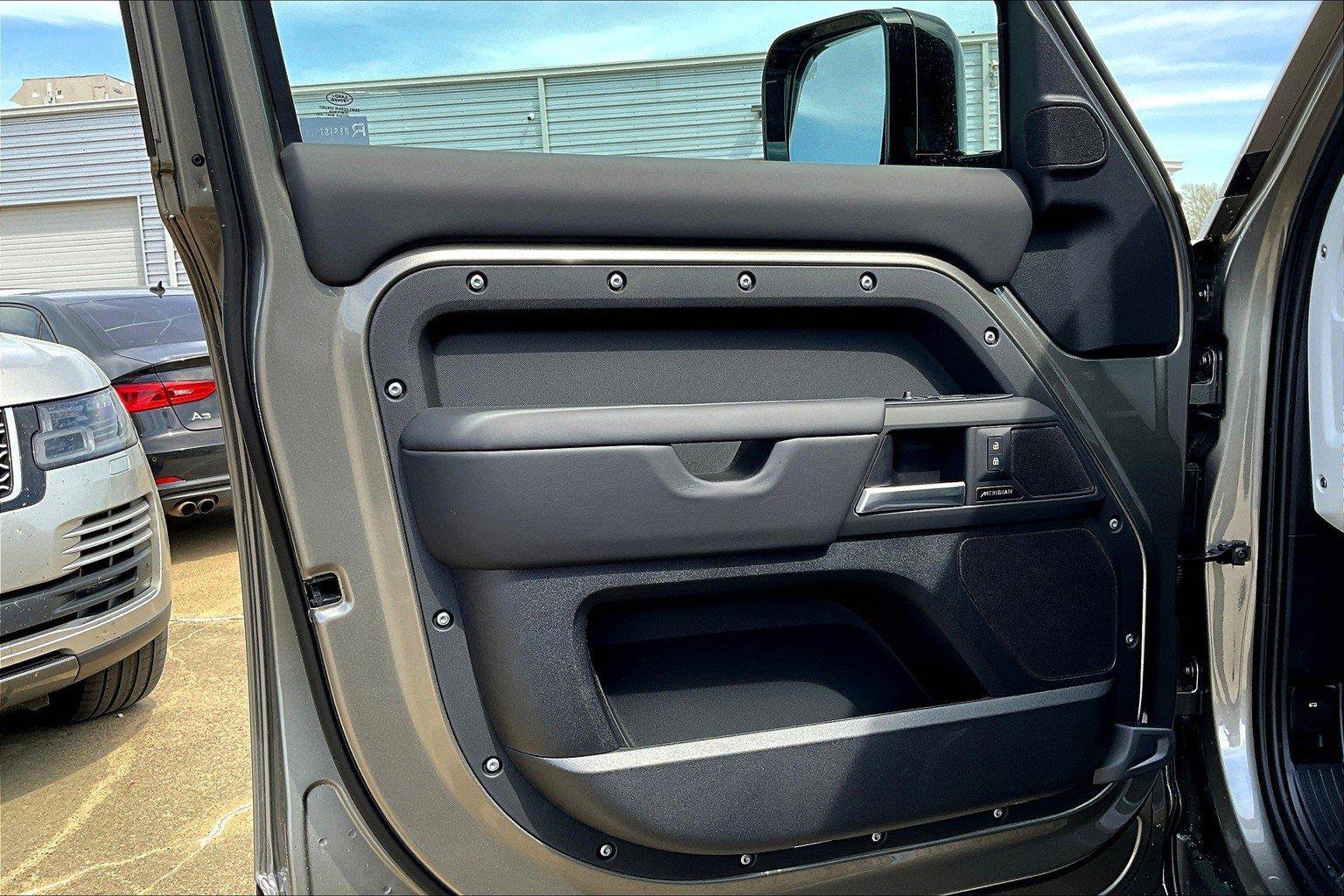 2025 Land Rover Defender 110 S photo 10