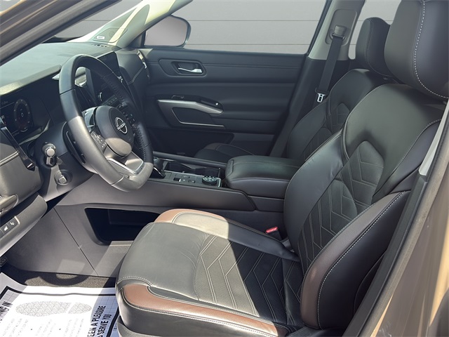 2023 Nissan Pathfinder Platinum photo 9