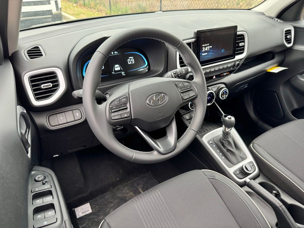 2025 Hyundai Venue Limited photo 2