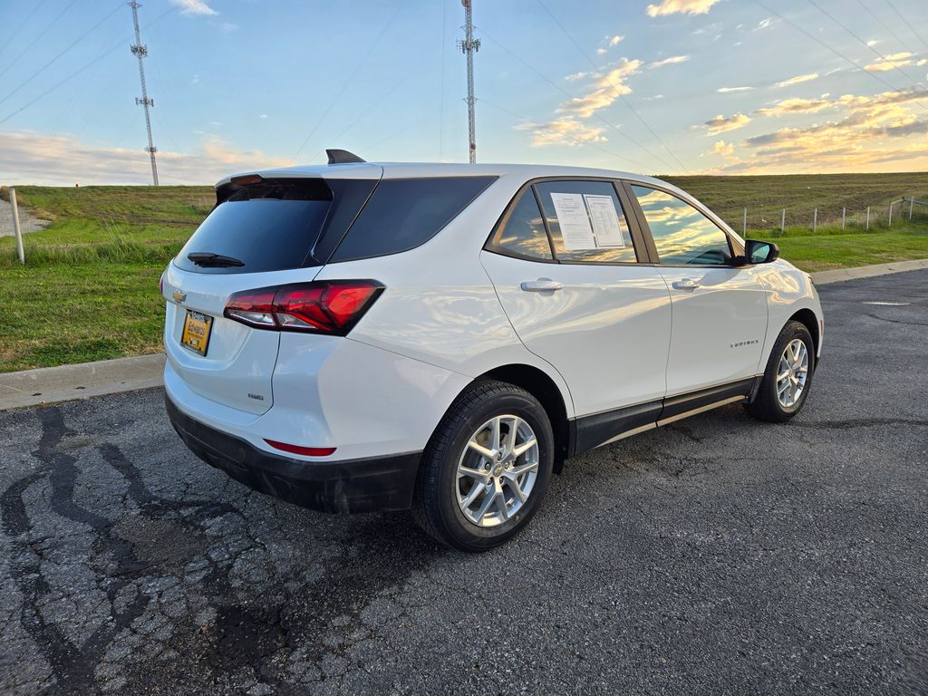 2022 Chevrolet Equinox LS photo 3