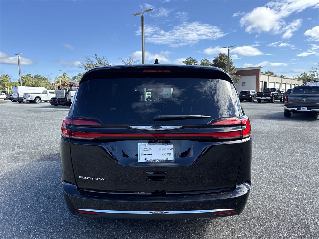 2026 Chrysler Pacifica photo 4