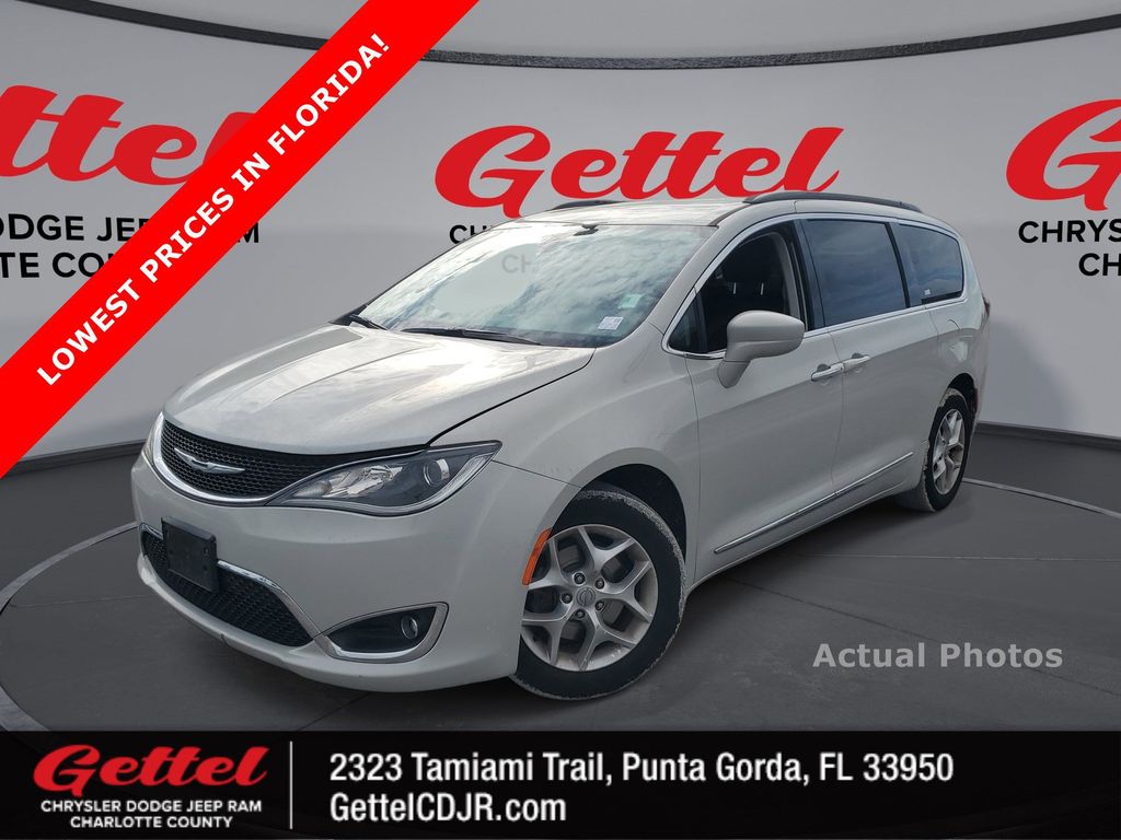 2017 Chrysler Pacifica Touring-L's photo