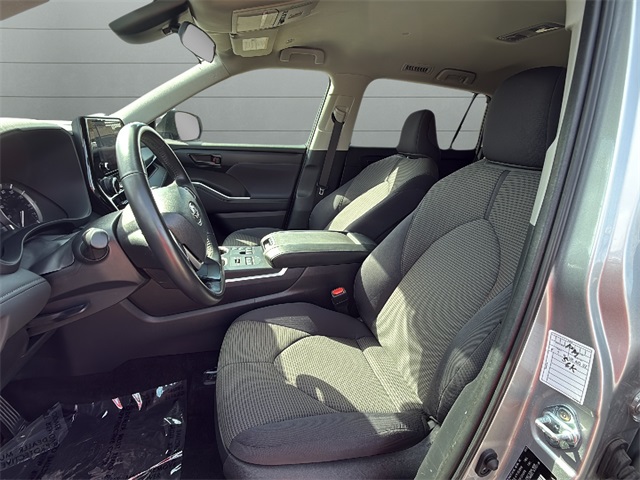 2024 Toyota Highlander LE photo 6