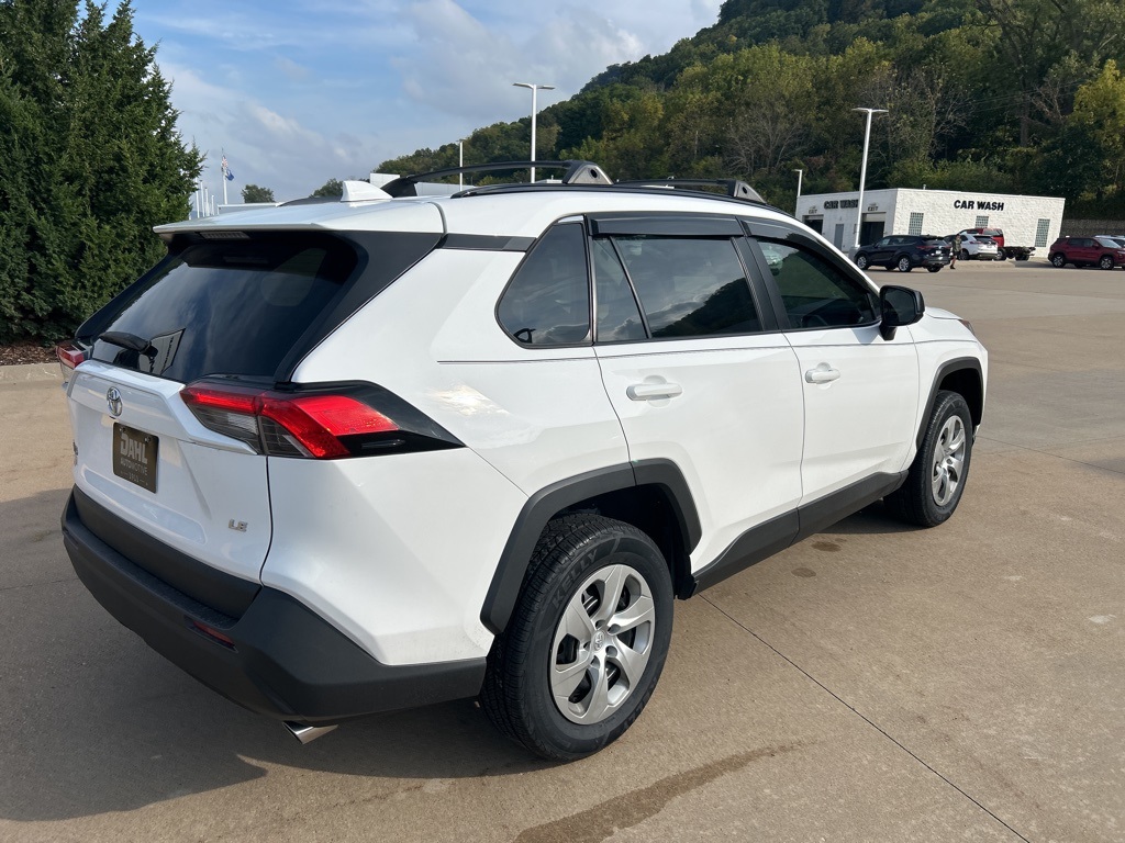 2021 Toyota RAV4 LE photo 2