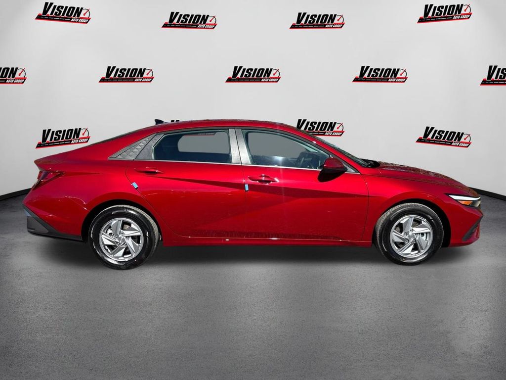 2025 Hyundai Elantra SE photo 4