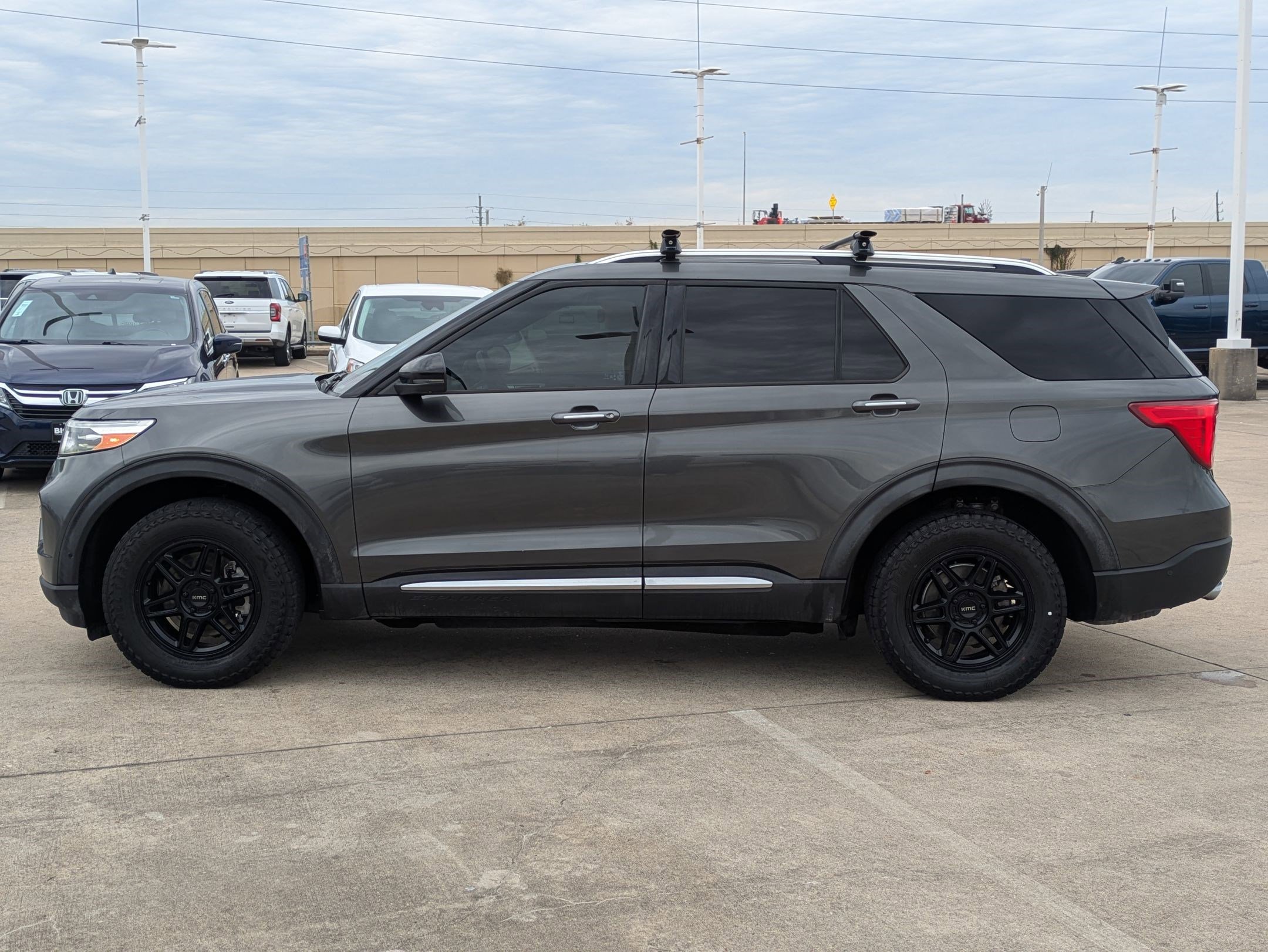 2020 Ford Explorer Platinum photo 2