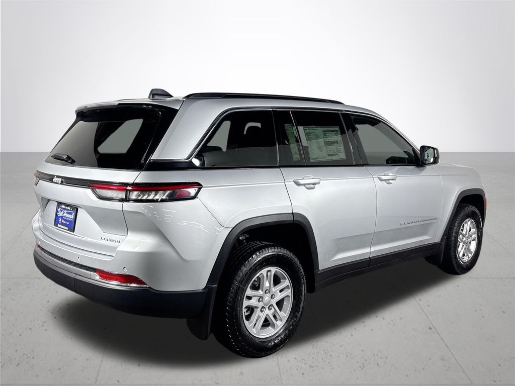 2025 Jeep Grand Cherokee Laredo photo 4