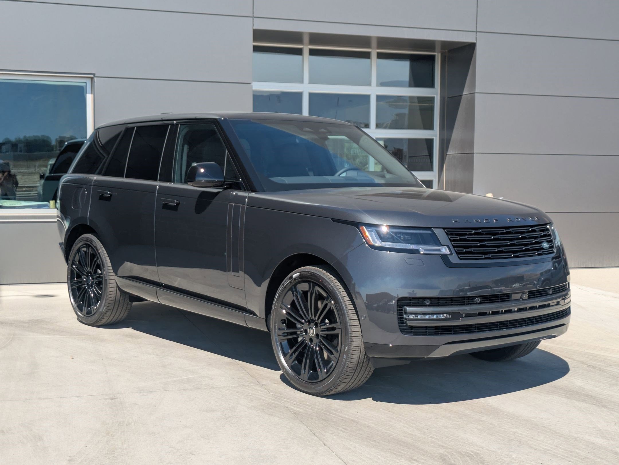 2025 Land Rover Range Rover SE photo 2