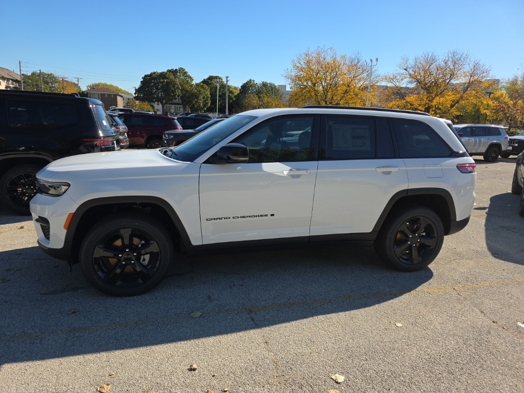 2025 Jeep Grand Cherokee Altitude photo 3