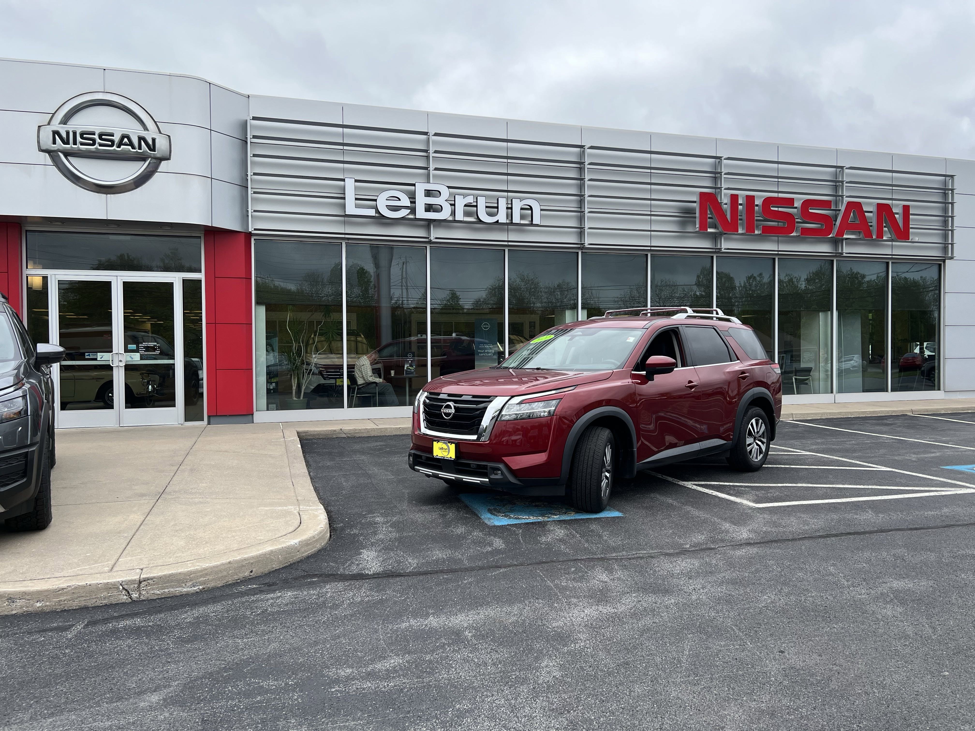 2022 Nissan Pathfinder SL's photo