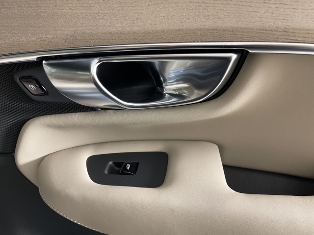 2025 Volvo XC90 Core photo 14