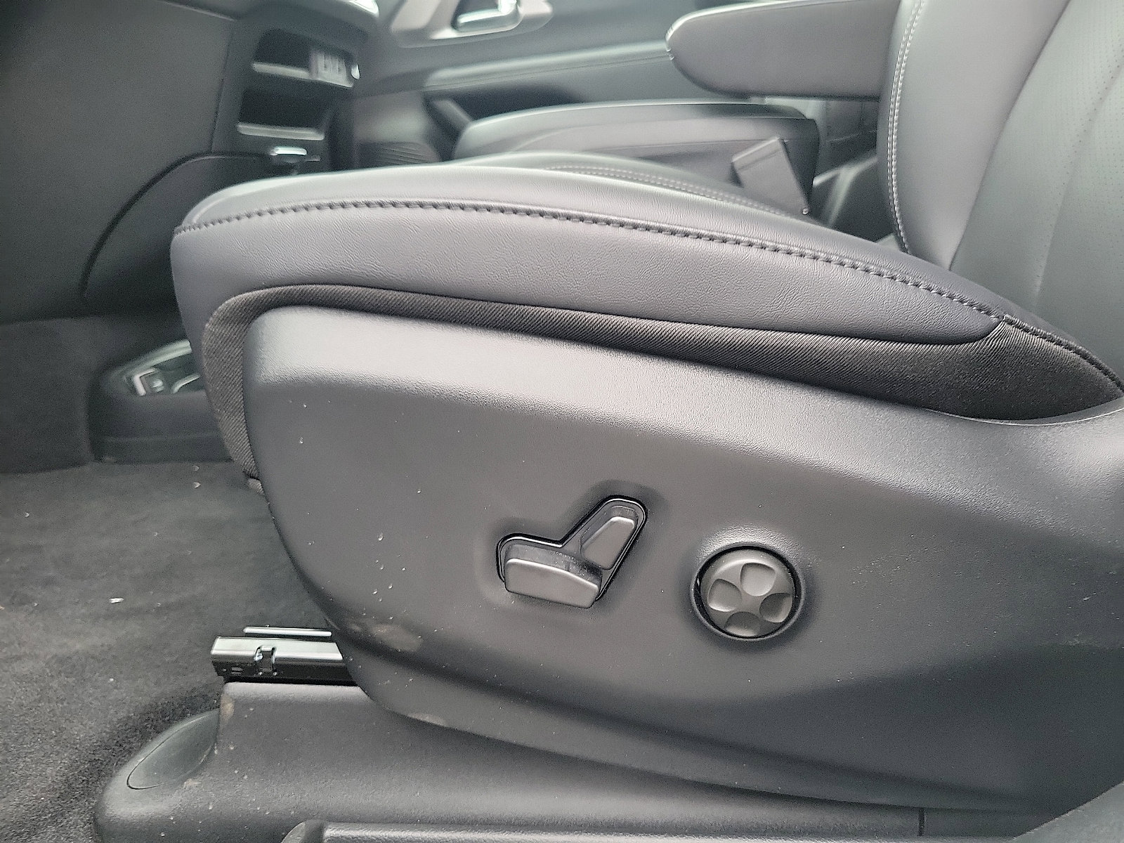 2025 Chrysler Voyager LX photo 13