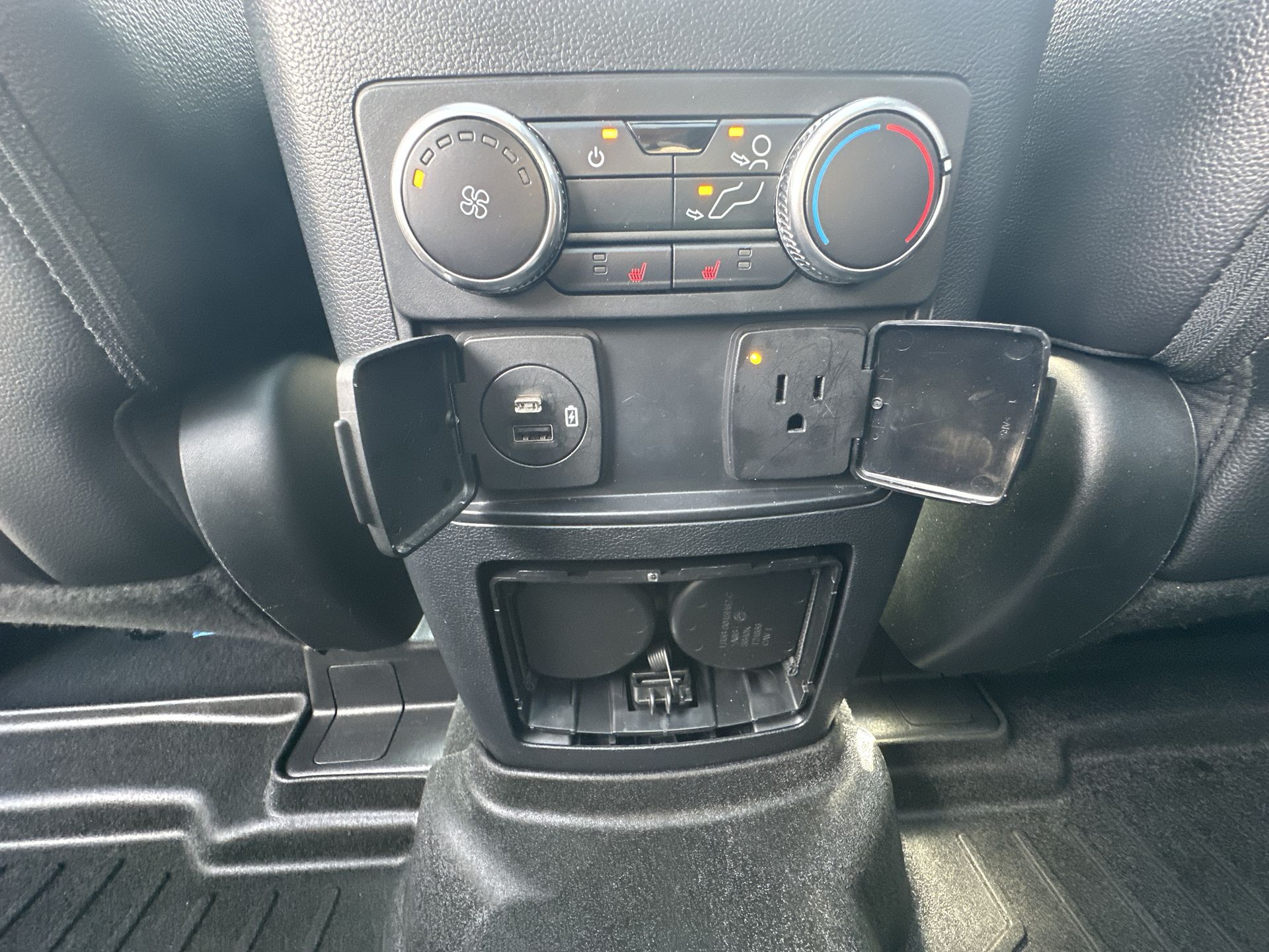 2022 Ford Explorer ST photo 19