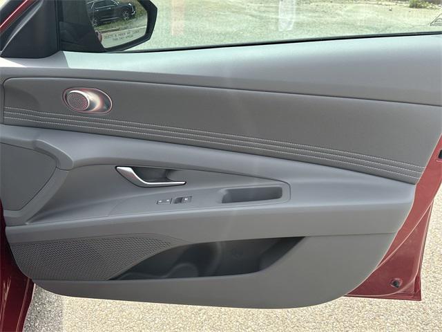 2025 Hyundai Elantra SEL Sport photo 13