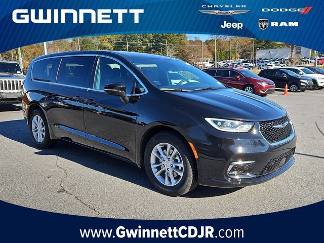 2026 Chrysler Pacifica Select's photo