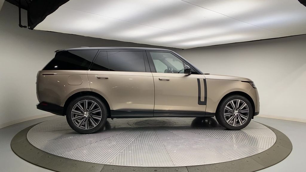 2023 Land Rover Range Rover SE photo 8