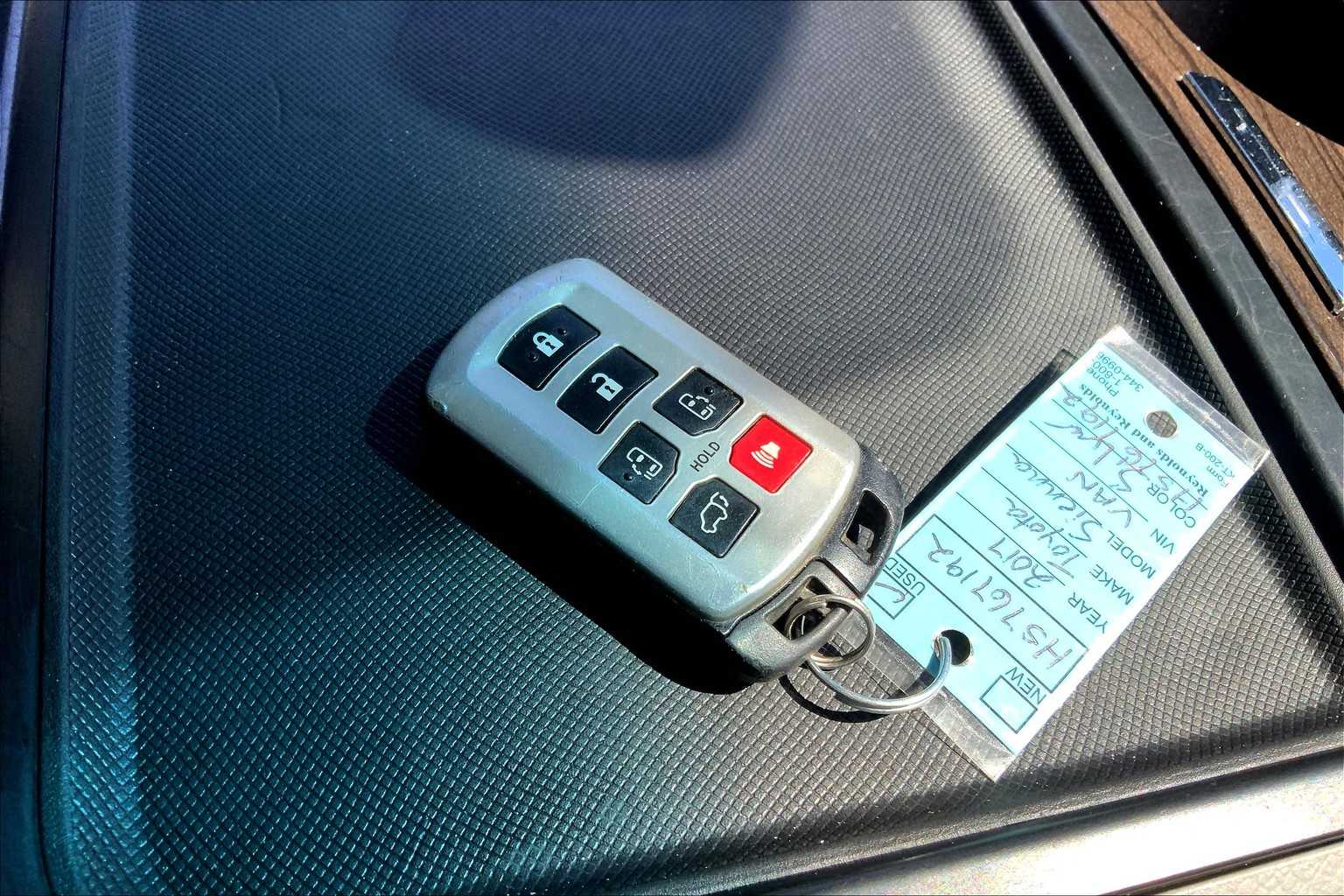 2017 Toyota Sienna XLE photo 13