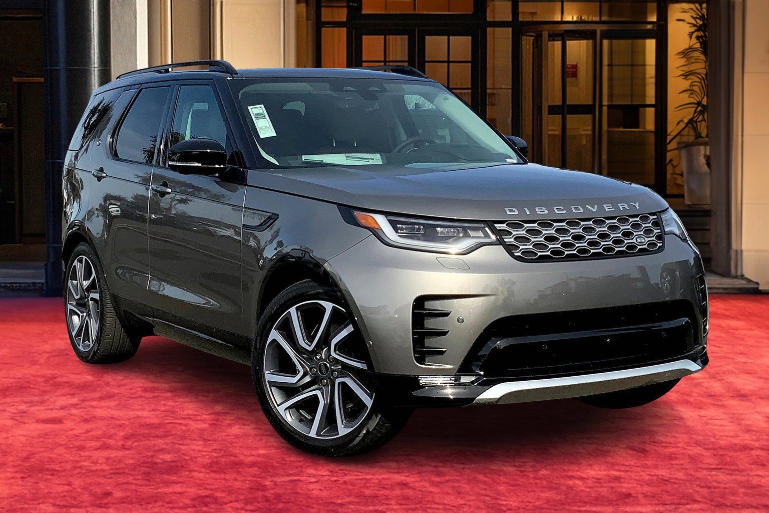 2025 Land Rover Discovery Metropolitan Edition photo 2