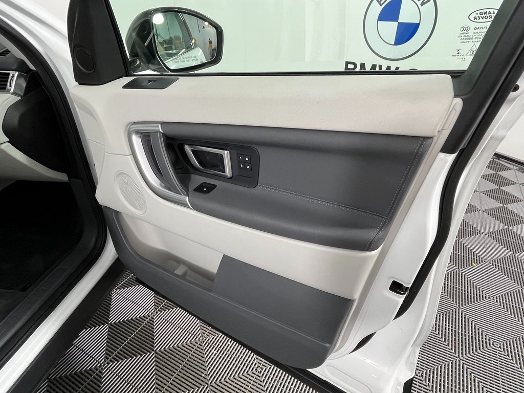 2018 Land Rover Discovery Sport HSE photo 16